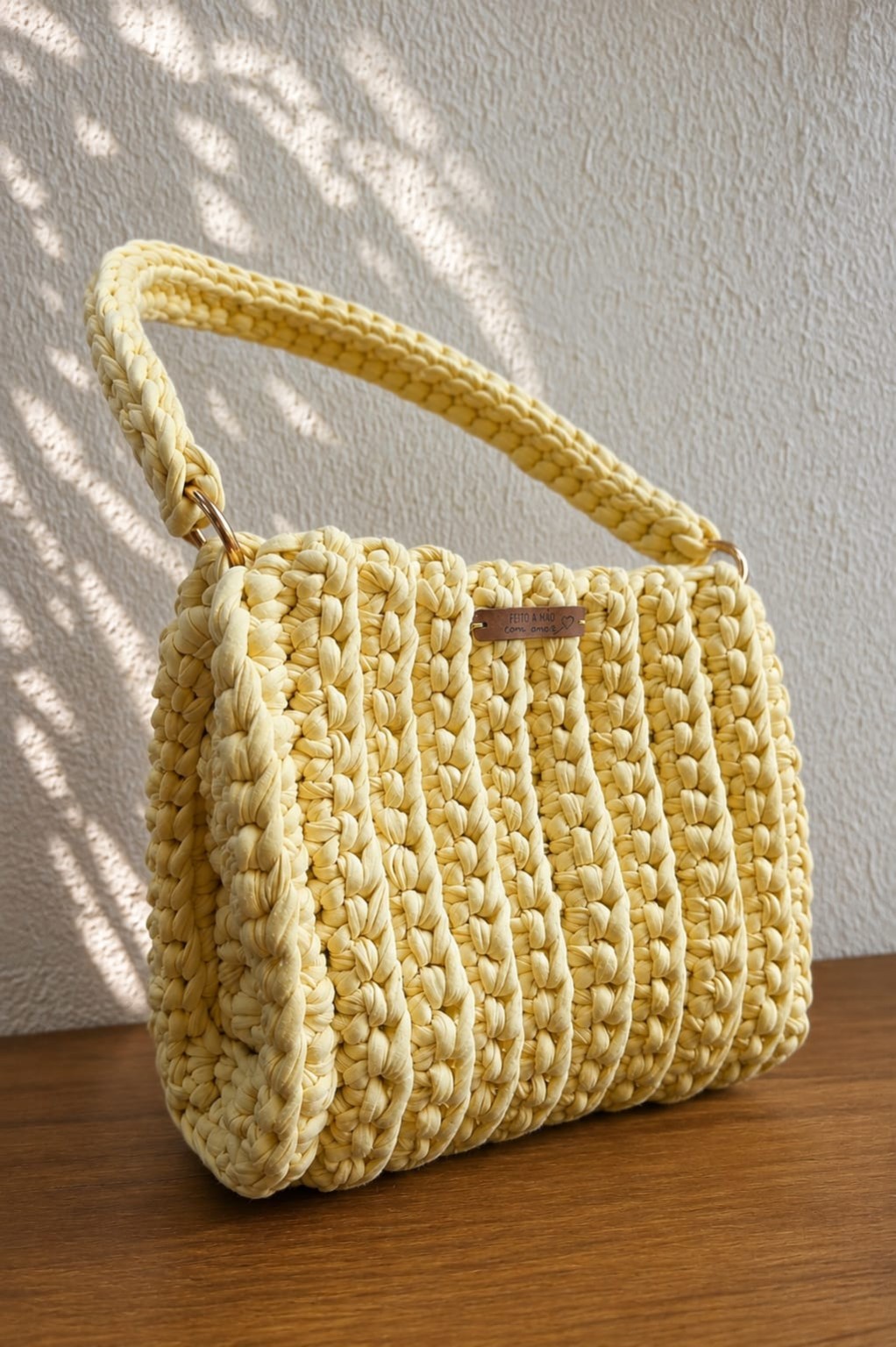 Bolsa Afeto amarela em crochê com alça curta