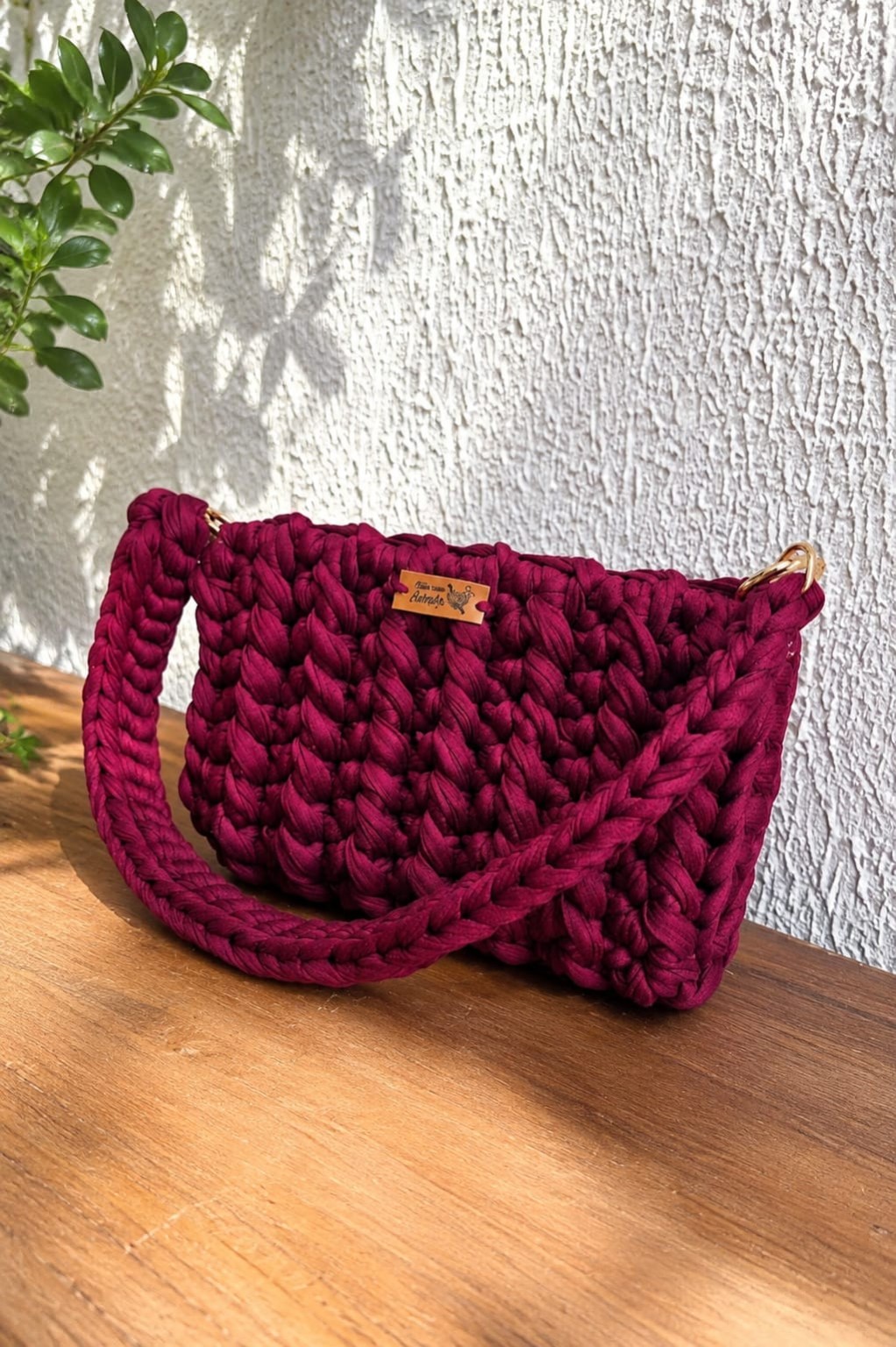 Bolsa Essência vinho em crochê com alça transversal