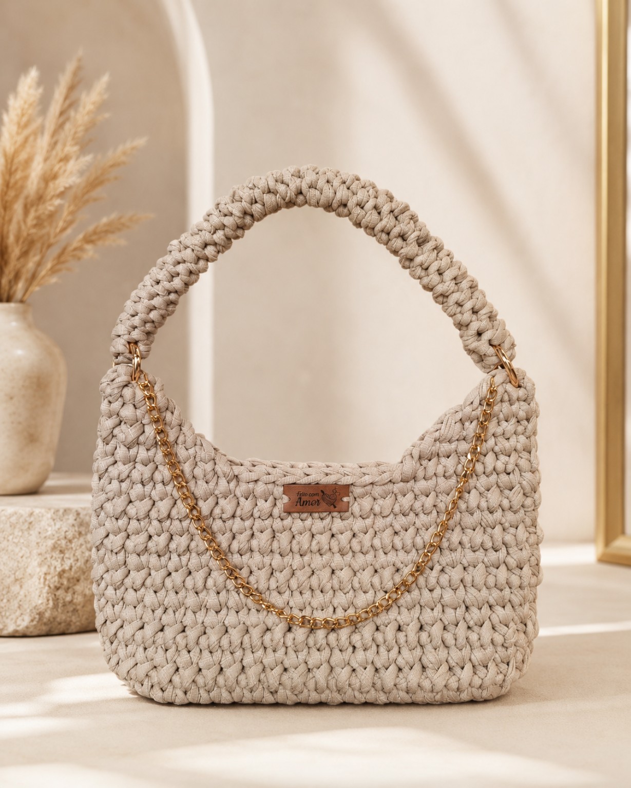 Bolsa Laço na cor areia com detalhe de corrente dourada